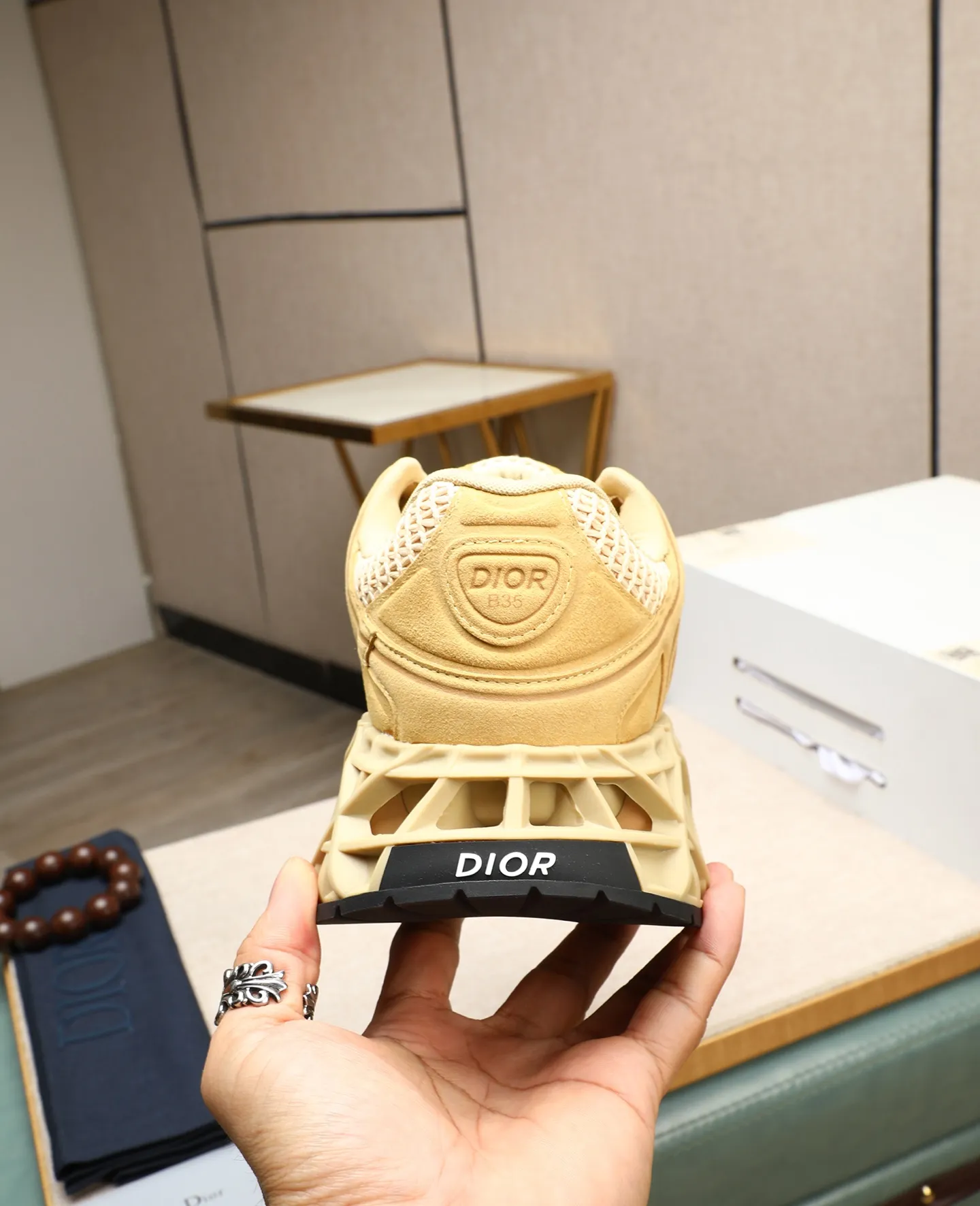 Men's shoes 💰800💰 Men's style 👦🏻Dior Dior B35 High-end quality Original casual sports shoes Upper: special environmentally friendly leather. High-frequency brand totem, brand totem cloth, tongue plastic brand logo, heel high-frequency brand logo Lining: brand canvas Original version: ultra-light TPR·rubber; two-color molded outsole Ultra-high quality control and fine workmanship: High-end, extravagance and class. Size: 39-44 (38, 45, 46, can be customized)…! !